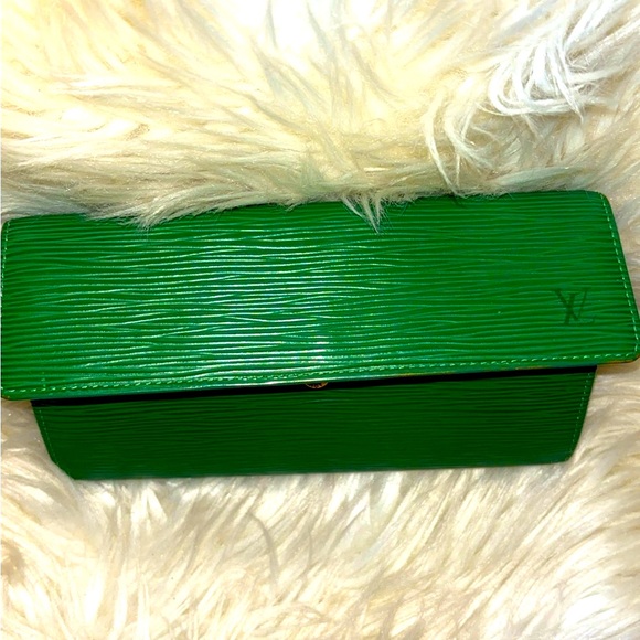 Authentic LV Green Epi Wallet. Serial Code: CA1926 - Picture 1 of 14